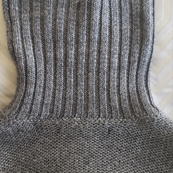Gray Guess Turtleneck Sweater - Picture 3 of 4